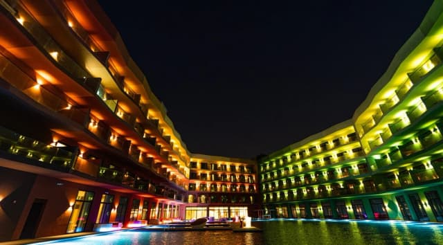 https://d13c6n7sgaw7ah.cloudfront.net/projects/images/cote-d-azur-hotel-u03.webp