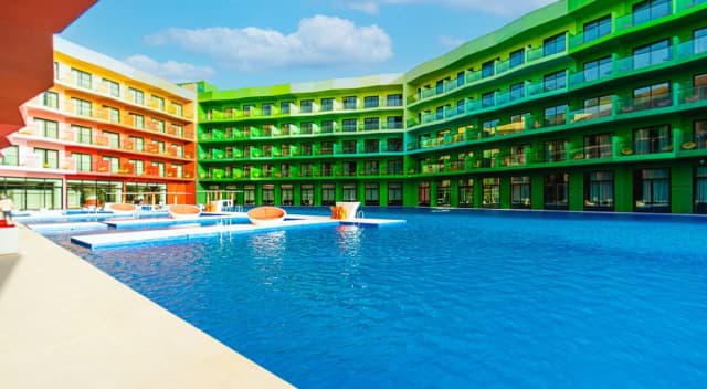https://d13c6n7sgaw7ah.cloudfront.net/projects/images/cote-d-azur-hotel-u05.webp